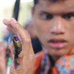 Penyandang tuna netra meraba kertas suara berhuruf braille sebelum pelaksanaan pemungutan suara Pilkada DKI di TPS 07, Cawang, Jakarta Timur, Rabu (15/2). Hari ini Pilkada serentak dilakukan di seluruh Indonesia. AKTUAL/Tino Oktaviano