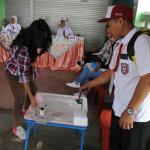 Petugas KPPS berseragam sekolah dasar melakukan kegiatan pelaksanaan Pilkada DKI di TPS 45, Cawang, Jakarta, Rabu (15/2). TPS unik ini dibuat seperti suasana sekolah untuk menarik minat warga dalam melakukan pemilihan Gubernur DKI Jakarta. AKTUAL/Tino Oktaviano