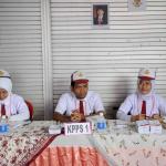 Petugas KPPS berseragam sekolah dasar melakukan kegiatan pelaksanaan Pilkada DKI di TPS 45, Cawang, Jakarta, Rabu (15/2). TPS unik ini dibuat seperti suasana sekolah untuk menarik minat warga dalam melakukan pemilihan Gubernur DKI Jakarta. AKTUAL/Tino Oktaviano