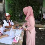 Petugas KPPS berseragam sekolah dasar melakukan kegiatan pelaksanaan Pilkada DKI di TPS 45, Cawang, Jakarta, Rabu (15/2). TPS unik ini dibuat seperti suasana sekolah untuk menarik minat warga dalam melakukan pemilihan Gubernur DKI Jakarta. AKTUAL/Tino Oktaviano