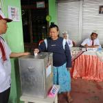 Petugas KPPS berseragam sekolah dasar melakukan kegiatan pelaksanaan Pilkada DKI di TPS 45, Cawang, Jakarta, Rabu (15/2). TPS unik ini dibuat seperti suasana sekolah untuk menarik minat warga dalam melakukan pemilihan Gubernur DKI Jakarta. AKTUAL/Tino Oktaviano