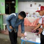 Petugas KPPS berseragam sekolah dasar melakukan kegiatan pelaksanaan Pilkada DKI di TPS 45, Cawang, Jakarta, Rabu (15/2). TPS unik ini dibuat seperti suasana sekolah untuk menarik minat warga dalam melakukan pemilihan Gubernur DKI Jakarta. AKTUAL/Tino Oktaviano