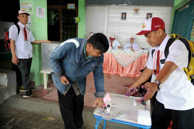 Petugas KPPS berseragam sekolah dasar melakukan kegiatan pelaksanaan Pilkada DKI di TPS 45, Cawang, Jakarta, Rabu (15/2). TPS unik ini dibuat seperti suasana sekolah untuk menarik minat warga dalam melakukan pemilihan Gubernur DKI Jakarta. AKTUAL/Tino Oktaviano