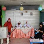 Petugas KPPS berseragam sekolah dasar melakukan kegiatan pelaksanaan Pilkada DKI di TPS 45, Cawang, Jakarta, Rabu (15/2). TPS unik ini dibuat seperti suasana sekolah untuk menarik minat warga dalam melakukan pemilihan Gubernur DKI Jakarta. AKTUAL/Tino Oktaviano