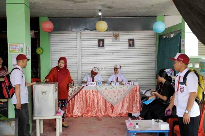 Petugas KPPS berseragam sekolah dasar melakukan kegiatan pelaksanaan Pilkada DKI di TPS 45, Cawang, Jakarta, Rabu (15/2). TPS unik ini dibuat seperti suasana sekolah untuk menarik minat warga dalam melakukan pemilihan Gubernur DKI Jakarta. AKTUAL/Tino Oktaviano