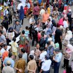 Ratusan warga saat akan melakukan pencoblosan di jalan Matraman, Jakarta Timur, Rabu (15/2). Terdapat 13 tenda yang berdiri di sepanjang jalan Matraman, terlihat masyarakat antuasias menentukan hak pilihnya pada pilkada DKI tahun 2017 ini. AKTUAL/Tino Oktaviano