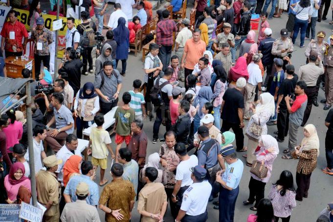 Ratusan warga saat akan melakukan pencoblosan di jalan Matraman, Jakarta Timur, Rabu (15/2). Terdapat 13 tenda yang berdiri di sepanjang jalan Matraman, terlihat masyarakat antuasias menentukan hak pilihnya pada pilkada DKI tahun 2017 ini. AKTUAL/Tino Oktaviano