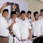 Calon gubernur dan wakil gubernur DKI, Anies Baswedan dan Sandiaga Uno melakukan foto selfie bersama Ketua Umum Partai Gerindra Prabowo Subianto dan Presiden PKS M Sohibul Iman usai memberikan keterangan di DPP Gerindra, Jakarta, Rabu (15/2). Menurut Prabowo, Pilkada DKI merupakan simbol 'pertarungan' dua kekuatan. "Pilkada, DKI khususnya sudah menjadi simbol pertarungan antara yang ingin memperjuangkan keadilan, kebenaran, kejujuran dan yang ingin membuktikan bahwa uang bisa menjajah seluruh rakyat Indonesia. AKTUAL/Tino Oktaviano