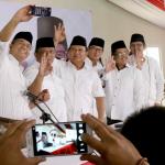 Calon gubernur dan wakil gubernur DKI, Anies Baswedan dan Sandiaga Uno melakukan foto selfie bersama Ketua Umum Partai Gerindra Prabowo Subianto dan Presiden PKS M Sohibul Iman usai memberikan keterangan di DPP Gerindra, Jakarta, Rabu (15/2). Menurut Prabowo, Pilkada DKI merupakan simbol 'pertarungan' dua kekuatan. "Pilkada, DKI khususnya sudah menjadi simbol pertarungan antara yang ingin memperjuangkan keadilan, kebenaran, kejujuran dan yang ingin membuktikan bahwa uang bisa menjajah seluruh rakyat Indonesia. AKTUAL/Tino Oktaviano