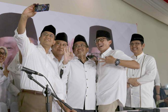 Calon gubernur dan wakil gubernur DKI, Anies Baswedan dan Sandiaga Uno melakukan foto selfie bersama Ketua Umum Partai Gerindra Prabowo Subianto dan Presiden PKS M Sohibul Iman usai memberikan keterangan di DPP Gerindra, Jakarta, Rabu (15/2). Menurut Prabowo, Pilkada DKI merupakan simbol 'pertarungan' dua kekuatan. "Pilkada, DKI khususnya sudah menjadi simbol pertarungan antara yang ingin memperjuangkan keadilan, kebenaran, kejujuran dan yang ingin membuktikan bahwa uang bisa menjajah seluruh rakyat Indonesia. AKTUAL/Tino Oktaviano