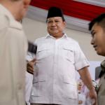 Ketua Umum Partai Gerindra Prabowo Subianto usai memberikan keterangan di DPP Gerindra, Jakarta, Rabu (15/2). Menurut Prabowo, Pilkada DKI merupakan simbol 'pertarungan' dua kekuatan. "Pilkada, DKI khususnya sudah menjadi simbol pertarungan antara yang ingin memperjuangkan keadilan, kebenaran, kejujuran dan yang ingin membuktikan bahwa uang bisa menjajah seluruh rakyat Indonesia. AKTUAL/Tino Oktaviano