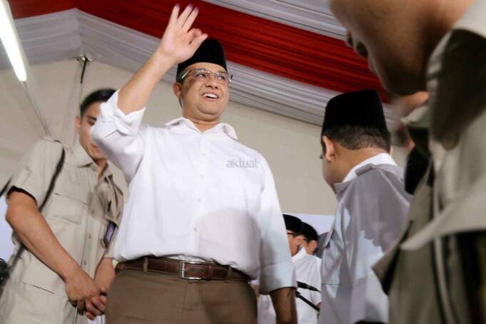 Calon gubernur DKI, Anies Baswedan usai memberikan keterangan di DPP Gerindra, Jakarta, Rabu (15/2). Pilkada DKI merupakan simbol 'pertarungan' dua kekuatan. "Pilkada, DKI khususnya sudah menjadi simbol pertarungan antara yang ingin memperjuangkan keadilan, kebenaran, kejujuran dan yang ingin membuktikan bahwa uang bisa menjajah seluruh rakyat Indonesia. AKTUAL/Tino Oktaviano