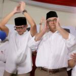 Calon gubernur dan wakil gubernur DKI, Anies Baswedan dan Sandiaga Uno memberikan keterangan di DPP Gerindra, Jakarta, Rabu (15/2). Pilkada DKI merupakan simbol 'pertarungan' dua kekuatan. "Pilkada, DKI khususnya sudah menjadi simbol pertarungan antara yang ingin memperjuangkan keadilan, kebenaran, kejujuran dan yang ingin membuktikan bahwa uang bisa menjajah seluruh rakyat Indonesia. AKTUAL/Tino Oktaviano