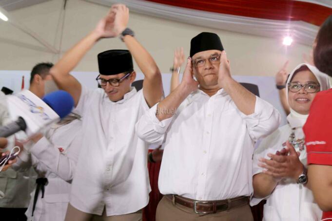Calon gubernur dan wakil gubernur DKI, Anies Baswedan dan Sandiaga Uno memberikan keterangan di DPP Gerindra, Jakarta, Rabu (15/2). Pilkada DKI merupakan simbol 'pertarungan' dua kekuatan. 