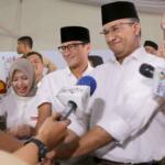 Calon gubernur dan wakil gubernur DKI, Anies Baswedan dan Sandiaga Uno memberikan keterangan di DPP Gerindra, Jakarta, Rabu (15/2). Pilkada DKI merupakan simbol 'pertarungan' dua kekuatan. "Pilkada, DKI khususnya sudah menjadi simbol pertarungan antara yang ingin memperjuangkan keadilan, kebenaran, kejujuran dan yang ingin membuktikan bahwa uang bisa menjajah seluruh rakyat Indonesia. AKTUAL/Tino Oktaviano