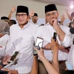 Calon gubernur dan wakil gubernur DKI, Anies Baswedan dan Sandiaga Uno memberikan keterangan di DPP Gerindra, Jakarta, Rabu (15/2). Pilkada DKI merupakan simbol 'pertarungan' dua kekuatan. "Pilkada, DKI khususnya sudah menjadi simbol pertarungan antara yang ingin memperjuangkan keadilan, kebenaran, kejujuran dan yang ingin membuktikan bahwa uang bisa menjajah seluruh rakyat Indonesia. AKTUAL/Tino Oktaviano