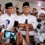 Calon gubernur dan wakil gubernur DKI, Anies Baswedan dan Sandiaga Uno memberikan keterangan di DPP Gerindra, Jakarta, Rabu (15/2). Pilkada DKI merupakan simbol 'pertarungan' dua kekuatan. "Pilkada, DKI khususnya sudah menjadi simbol pertarungan antara yang ingin memperjuangkan keadilan, kebenaran, kejujuran dan yang ingin membuktikan bahwa uang bisa menjajah seluruh rakyat Indonesia. AKTUAL/Tino Oktaviano