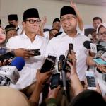 Calon gubernur dan wakil gubernur DKI, Anies Baswedan dan Sandiaga Uno memberikan keterangan di DPP Gerindra, Jakarta, Rabu (15/2). Pilkada DKI merupakan simbol 'pertarungan' dua kekuatan. "Pilkada, DKI khususnya sudah menjadi simbol pertarungan antara yang ingin memperjuangkan keadilan, kebenaran, kejujuran dan yang ingin membuktikan bahwa uang bisa menjajah seluruh rakyat Indonesia. AKTUAL/Tino Oktaviano