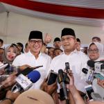 Calon gubernur dan wakil gubernur DKI, Anies Baswedan dan Sandiaga Uno memberikan keterangan di DPP Gerindra, Jakarta, Rabu (15/2). Pilkada DKI merupakan simbol 'pertarungan' dua kekuatan. "Pilkada, DKI khususnya sudah menjadi simbol pertarungan antara yang ingin memperjuangkan keadilan, kebenaran, kejujuran dan yang ingin membuktikan bahwa uang bisa menjajah seluruh rakyat Indonesia. AKTUAL/Tino Oktaviano