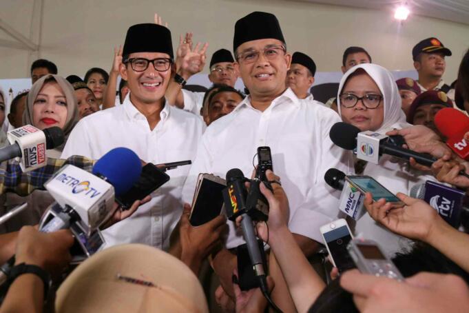 Calon gubernur dan wakil gubernur DKI, Anies Baswedan dan Sandiaga Uno memberikan keterangan di DPP Gerindra, Jakarta, Rabu (15/2). Pilkada DKI merupakan simbol 'pertarungan' dua kekuatan. "Pilkada, DKI khususnya sudah menjadi simbol pertarungan antara yang ingin memperjuangkan keadilan, kebenaran, kejujuran dan yang ingin membuktikan bahwa uang bisa menjajah seluruh rakyat Indonesia. AKTUAL/Tino Oktaviano