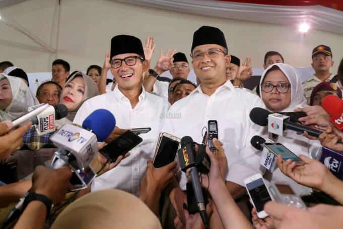 Calon gubernur dan wakil gubernur DKI, Anies Baswedan dan Sandiaga Uno memberikan keterangan di DPP Gerindra, Jakarta, Rabu (15/2). Pilkada DKI merupakan simbol 'pertarungan' dua kekuatan. "Pilkada, DKI khususnya sudah menjadi simbol pertarungan antara yang ingin memperjuangkan keadilan, kebenaran, kejujuran dan yang ingin membuktikan bahwa uang bisa menjajah seluruh rakyat Indonesia. AKTUAL/Tino Oktaviano