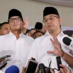 Calon gubernur dan wakil gubernur DKI, Anies Baswedan dan Sandiaga Uno memberikan keterangan di DPP Gerindra, Jakarta, Rabu (15/2). Pilkada DKI merupakan simbol 'pertarungan' dua kekuatan. "Pilkada, DKI khususnya sudah menjadi simbol pertarungan antara yang ingin memperjuangkan keadilan, kebenaran, kejujuran dan yang ingin membuktikan bahwa uang bisa menjajah seluruh rakyat Indonesia. AKTUAL/Tino Oktaviano