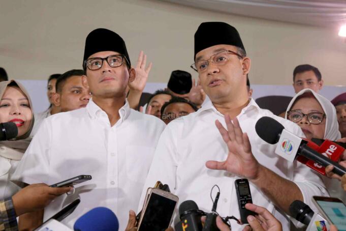 Calon gubernur dan wakil gubernur DKI, Anies Baswedan dan Sandiaga Uno memberikan keterangan di DPP Gerindra, Jakarta, Rabu (15/2). Pilkada DKI merupakan simbol 'pertarungan' dua kekuatan. 