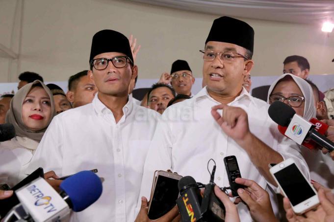 Calon gubernur dan wakil gubernur DKI, Anies Baswedan dan Sandiaga Uno memberikan keterangan di DPP Gerindra, Jakarta, Rabu (15/2). Pilkada DKI merupakan simbol 'pertarungan' dua kekuatan. "Pilkada, DKI khususnya sudah menjadi simbol pertarungan antara yang ingin memperjuangkan keadilan, kebenaran, kejujuran dan yang ingin membuktikan bahwa uang bisa menjajah seluruh rakyat Indonesia. AKTUAL/Tino Oktaviano