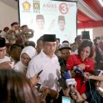 Calon gubernur dan wakil gubernur DKI, Anies Baswedan dan Sandiaga Uno memberikan keterangan di DPP Gerindra, Jakarta, Rabu (15/2). Pilkada DKI merupakan simbol 'pertarungan' dua kekuatan. "Pilkada, DKI khususnya sudah menjadi simbol pertarungan antara yang ingin memperjuangkan keadilan, kebenaran, kejujuran dan yang ingin membuktikan bahwa uang bisa menjajah seluruh rakyat Indonesia. AKTUAL/Tino Oktaviano