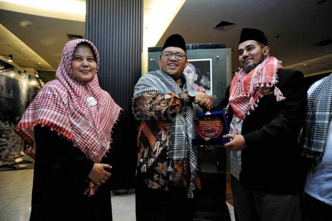 Dewan Syuro PUI sekaligus Gubernur Jawa Barat Ahmad Heryawan (tengah) didampingi Ketua PUI KH Nazar Haris (kanan) dan Ketua Adara Relief Nurjanah Hulwani (kiri) di acara TERJEBAK, di Gedung Pusat Perfilman Usmar Ismail, Kuningan, Jakarta Selatan, Kamis (16/2/2017) malam. AKTUAL/HO