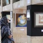 Sejumlah pengunjung mengamati Alquran berukuran raksasa yang dipamerkan di selasar Masjid Istiqlal, Jakarta, Rabu (22/2). Pameran yang digelar dalam rangka perayaan Milad ke-39 Masjid Istiqlal tersebut menampilkan berbagai dokumentasi sejarah, meliputi mushaf Al-Quran, kaligrafi, serta artefak kerajaan Islam di Nusantara. AKTUAL/Tino Oktaviano