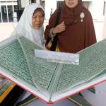 Sejumlah pengunjung mengamati Alquran berukuran raksasa yang dipamerkan di selasar Masjid Istiqlal, Jakarta, Rabu (22/2). Pameran yang digelar dalam rangka perayaan Milad ke-39 Masjid Istiqlal tersebut menampilkan berbagai dokumentasi sejarah, meliputi mushaf Al-Quran, kaligrafi, serta artefak kerajaan Islam di Nusantara. AKTUAL/Tino Oktaviano