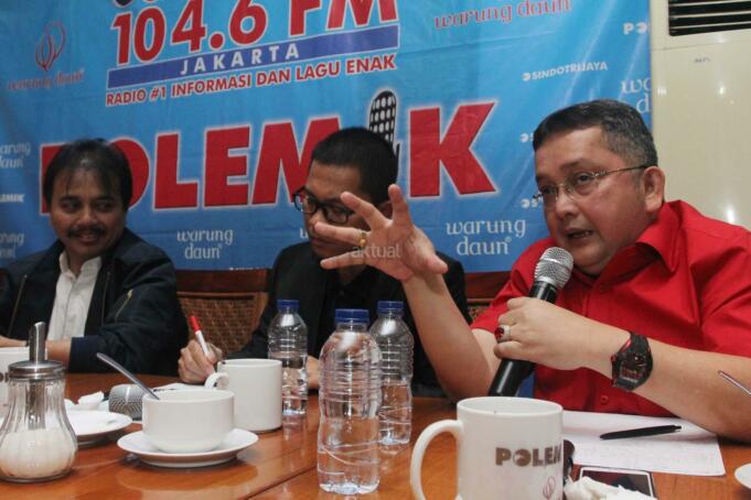 Tim Pemenangan AHY-Sylvi dari Partai Demokrat Roy Suryo (kiri), Tim Pemenangan AHY Sylvi dari PAN Yandri Susanto (tengah) dan Tim Pemenangan Ahok-Djarot Trimedya Panjaitan (kanan), hadir dalam diskusi yang bertajuk 'Sinema Politik Pilkada DKI", di Jakarta, Sabtu (18/2). Diskusi yang juga diikuti oleh Founder Lembaga Survey Kedai KOPI Hendri Satrio, Ketua Tim Pemenangan Anies-Sandi dari PKS Mardani Ali Sera, dan Analis Politik LIPI Siti Zuhro, ini selain membahas soal kisruh para pendukung masing-masing pasangan Calon Gubernur dan Wakil Gubernur DKI Jakarta yang banyak terjadi di Media Sosial, dan arah dukungan pasangan AHY-Sylvi pasca tersingkir pada putaran pertama Pilkada DKI Jakarta. AKTUAL/Tino Oktaviano