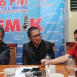 Tim Pemenangan AHY-Sylvi dari Partai Demokrat Roy Suryo (kiri), Tim Pemenangan AHY Sylvi dari PAN Yandri Susanto (tengah) dan Tim Pemenangan Ahok-Djarot Trimedya Panjaitan (kanan), hadir dalam diskusi yang bertajuk 'Sinema Politik Pilkada DKI", di Jakarta, Sabtu (18/2). Diskusi yang juga diikuti oleh Founder Lembaga Survey Kedai KOPI Hendri Satrio, Ketua Tim Pemenangan Anies-Sandi dari PKS Mardani Ali Sera, dan Analis Politik LIPI Siti Zuhro, ini selain membahas soal kisruh para pendukung masing-masing pasangan Calon Gubernur dan Wakil Gubernur DKI Jakarta yang banyak terjadi di Media Sosial, dan arah dukungan pasangan AHY-Sylvi pasca tersingkir pada putaran pertama Pilkada DKI Jakarta. AKTUAL/Tino Oktaviano