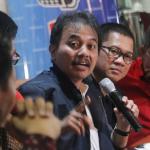 Tim Pemenangan AHY-Sylvi dari Partai Demokrat Roy Suryo (kiri), Tim Pemenangan AHY Sylvi dari PAN Yandri Susanto (tengah) dan Tim Pemenangan Ahok-Djarot Trimedya Panjaitan (kanan), hadir dalam diskusi yang bertajuk 'Sinema Politik Pilkada DKI", di Jakarta, Sabtu (18/2). Diskusi yang juga diikuti oleh Founder Lembaga Survey Kedai KOPI Hendri Satrio, Ketua Tim Pemenangan Anies-Sandi dari PKS Mardani Ali Sera, dan Analis Politik LIPI Siti Zuhro, ini selain membahas soal kisruh para pendukung masing-masing pasangan Calon Gubernur dan Wakil Gubernur DKI Jakarta yang banyak terjadi di Media Sosial, dan arah dukungan pasangan AHY-Sylvi pasca tersingkir pada putaran pertama Pilkada DKI Jakarta. AKTUAL/Tino Oktaviano