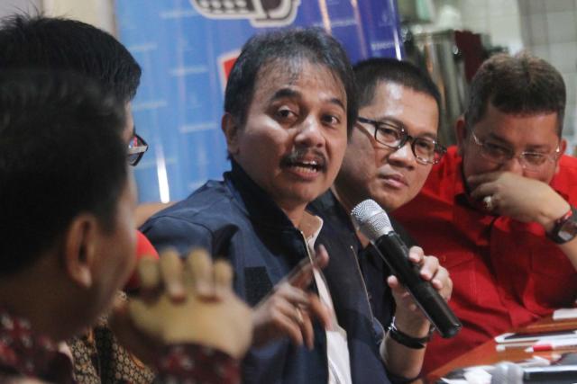 IMG_3472 Tim Pemenangan AHY-Sylvi dari Partai Demokrat Roy Suryo (kiri), Tim Pemenangan AHY Sylvi dari PAN Yandri Susanto (tengah) dan Tim Pemenangan Ahok-Djarot Trimedya Panjaitan (kanan), hadir dalam diskusi yang bertajuk 'Sinema Politik Pilkada DKI", di Jakarta, Sabtu (18/2). Diskusi yang juga diikuti oleh Founder Lembaga Survey Kedai KOPI Hendri Satrio, Ketua Tim Pemenangan Anies-Sandi dari PKS Mardani Ali Sera, dan Analis Politik LIPI Siti Zuhro, ini selain membahas soal kisruh para pendukung masing-masing pasangan Calon Gubernur dan Wakil Gubernur DKI Jakarta yang banyak terjadi di Media Sosial, dan arah dukungan pasangan AHY-Sylvi pasca tersingkir pada putaran pertama Pilkada DKI Jakarta. AKTUAL/Tino Oktaviano