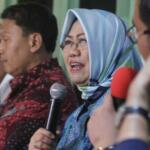 Analis Politik LIPI Siti Zuhro (tengah), berbicara dalam diskusi yang bertajuk 'Sinema Politik Pilkada DKI", di Jakarta, Sabtu (18/2). Diskusi yang juga dihadiri Founder Lembaga Survey Kedai KOPI Hendri Satrio, Ketua Tim Pemenangan Anies-Sandi dari PKS Mardani Ali Sera, Tim Pemenangan AHY-Sylvi dari Partai Demokrat Roy Suryo, Tim Pemenang an AHY Sylvi dari PAN Yandri Susanto dan Tim Pemenangan Ahok-Djarot Trimedya Panjaitan tersebut, selain membahas soal kisruh para pendukung masing-masing pasangan Calon Gubernur dan Wakil Gubernur DKI Jakarta yang banyak terjadi di Media Sosial, dan arah dukungan pasangan AHY-Sylvi pasca tersingkir pada putaran pertama Pilkada DKI Jakarta. AKTUAL/Tino Oktaviano
