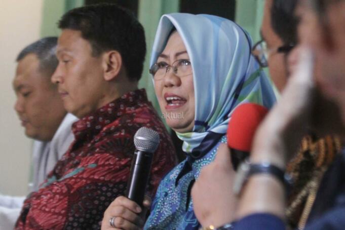 Analis Politik LIPI Siti Zuhro (tengah), berbicara dalam diskusi yang bertajuk 'Sinema Politik Pilkada DKI