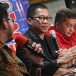 Tim Pemenangan AHY-Sylvi dari Partai Demokrat Roy Suryo (kiri), Tim Pemenangan AHY Sylvi dari PAN Yandri Susanto (tengah) dan Tim Pemenangan Ahok-Djarot Trimedya Panjaitan (kanan), hadir dalam diskusi yang bertajuk 'Sinema Politik Pilkada DKI", di Jakarta, Sabtu (18/2). Diskusi yang juga diikuti oleh Founder Lembaga Survey Kedai KOPI Hendri Satrio, Ketua Tim Pemenangan Anies-Sandi dari PKS Mardani Ali Sera, dan Analis Politik LIPI Siti Zuhro, ini selain membahas soal kisruh para pendukung masing-masing pasangan Calon Gubernur dan Wakil Gubernur DKI Jakarta yang banyak terjadi di Media Sosial, dan arah dukungan pasangan AHY-Sylvi pasca tersingkir pada putaran pertama Pilkada DKI Jakarta. AKTUAL/Tino Oktaviano