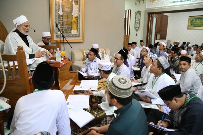 Maulana Syekh Yusri Rusydi Jabr Al Hasani dalam acara pembacaan kitab amin al-I'lam bi anna attasawwuf min syariat al-islam karangan syekh Abdullah Siddiq al-Ghumari di Majelis Zawiyah Arraudah, Tebet, Jakarta Selatan, Sabtu (28/1/2017). AKTUAL/Tino Oktaviano