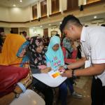 Karyawan Bank DKI (kanan) memberikan buku tabungan dan ATM Bank DKI kepada penerima KJP di Kantor Walikota Jakarta Pusat, Minggu (26/2). Bank DKI mendistribusikan 35.127 Kartu Jakarta Pintar di empat wilayah administratif DKI Jakarta dari total 190.000 rekening penerima KJP tahap 2 2016.Rincian penerima Kartu Jakarta Pintar per masing-masing wilayah adalah Jakarta Selatan sebanyak 12.410 penerima, Jakarta Barat sebanyak 11.289 penerima, Jakarta Utara sebanyak 5.414 penerima dan Jakarta Pusat sebanyak 6.014 penerima. Bank DKI melakukan pendistribusian Kartu Jakarta Pintar dilaksanakan secara serentak di 4 wilayah. AKTUAL/Humas Bank DKI