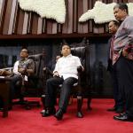 Ketua Dewan Perwakilan Rakyat (DPR) Setya Novanto didampingi oleh Wakil Ketua DPR RI Fahri Hamzah meninjau persiapan pelaksanaan kedatangan Raja Salman Bin Abdulazis di Ruang Paripurna Gedung DPR Komplek Parlemen, Senayan, Jakarta, Selasa (28/2). Raja Arab Saudi Salman bin Abdulaziz al-Saud akan mengunjungi DPR, Kamis (2/3) siang. Pada kesempatan tersebut, Raja Salman akan menyampaikan pidato kurang lebih selama 10 menit menggunakan Bahasa Arab. Sebelum Raja Salman berpidato, Ketua DPR RI Setya Novanto akan menyampaikan pidato terlebih dahulu. AKTUAL/Tino Oktaviano