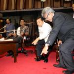 Ketua Dewan Perwakilan Rakyat (DPR) Setya Novanto didampingi oleh Wakil Ketua DPR RI Fahri Hamzah meninjau persiapan pelaksanaan kedatangan Raja Salman Bin Abdulazis di Ruang Paripurna Gedung DPR Komplek Parlemen, Senayan, Jakarta, Selasa (28/2). Raja Arab Saudi Salman bin Abdulaziz al-Saud akan mengunjungi DPR, Kamis (2/3) siang. Pada kesempatan tersebut, Raja Salman akan menyampaikan pidato kurang lebih selama 10 menit menggunakan Bahasa Arab. Sebelum Raja Salman berpidato, Ketua DPR RI Setya Novanto akan menyampaikan pidato terlebih dahulu. AKTUAL/Tino Oktaviano