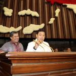 Ketua Dewan Perwakilan Rakyat (DPR) Setya Novanto didampingi oleh Wakil Ketua DPR RI Fahri Hamzah meninjau persiapan pelaksanaan kedatangan Raja Salman Bin Abdulazis di Ruang Paripurna Gedung DPR Komplek Parlemen, Senayan, Jakarta, Selasa (28/2). Raja Arab Saudi Salman bin Abdulaziz al-Saud akan mengunjungi DPR, Kamis (2/3) siang. Pada kesempatan tersebut, Raja Salman akan menyampaikan pidato kurang lebih selama 10 menit menggunakan Bahasa Arab. Sebelum Raja Salman berpidato, Ketua DPR RI Setya Novanto akan menyampaikan pidato terlebih dahulu. AKTUAL/Tino Oktaviano