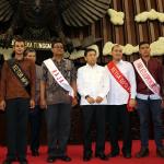 Ketua Dewan Perwakilan Rakyat (DPR) Setya Novanto didampingi oleh Wakil Ketua DPR RI Fahri Hamzah meninjau persiapan pelaksanaan kedatangan Raja Salman Bin Abdulazis di Ruang Paripurna Gedung DPR Komplek Parlemen, Senayan, Jakarta, Selasa (28/2). Raja Arab Saudi Salman bin Abdulaziz al-Saud akan mengunjungi DPR, Kamis (2/3) siang. Pada kesempatan tersebut, Raja Salman akan menyampaikan pidato kurang lebih selama 10 menit menggunakan Bahasa Arab. Sebelum Raja Salman berpidato, Ketua DPR RI Setya Novanto akan menyampaikan pidato terlebih dahulu. AKTUAL/Tino Oktaviano