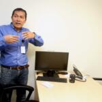 Kabiro Humas KPK Febri Diansyah, menunjukan ruang tahanan koruptor di Gedung Merah Putih di Jakarta, Minggu (19/2/2017). Gedung 16 lantai itu dengan dominasi warna merah putih ini menggantikan gedung lama KPK yang beralamat di Jalan HR Rasuna Said Kav C1, Jakarta Selatan. AKTUAL/Munzir