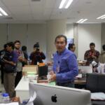 Kabiro Humas KPK Febri Diansyah, menunjukan ruang tahanan koruptor di Gedung Merah Putih di Jakarta, Minggu (19/2/2017). Gedung 16 lantai itu dengan dominasi warna merah putih ini menggantikan gedung lama KPK yang beralamat di Jalan HR Rasuna Said Kav C1, Jakarta Selatan. AKTUAL/Munzir