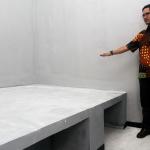 Kabiro Humas KPK Febri Diansyah, menunjukan ruang tahanan koruptor di Gedung Merah Putih di Jakarta, Minggu (19/2/2017). Gedung 16 lantai itu dengan dominasi warna merah putih ini menggantikan gedung lama KPK yang beralamat di Jalan HR Rasuna Said Kav C1, Jakarta Selatan. AKTUAL/Munzir