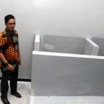 Kabiro Humas KPK Febri Diansyah, menunjukan ruang tahanan koruptor di Gedung Merah Putih di Jakarta, Minggu (19/2/2017). Gedung 16 lantai itu dengan dominasi warna merah putih ini menggantikan gedung lama KPK yang beralamat di Jalan HR Rasuna Said Kav C1, Jakarta Selatan. AKTUAL/Munzir