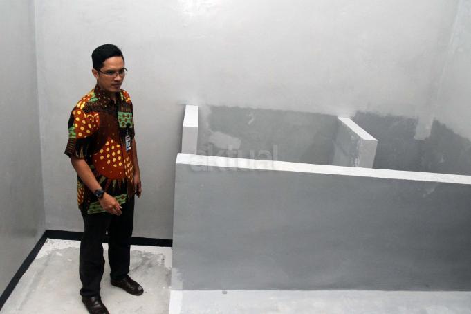 Kabiro Humas KPK Febri Diansyah, menunjukan ruang tahanan koruptor di Gedung Merah Putih di Jakarta, Minggu (19/2/2017). Gedung 16 lantai itu dengan dominasi warna merah putih ini menggantikan gedung lama KPK yang beralamat di Jalan HR Rasuna Said Kav C1, Jakarta Selatan. AKTUAL/Munzir